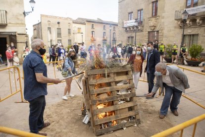 Los portadores de las ‘falles’ bajaron por una pista forestal antes de llegar al centro de Alàs.