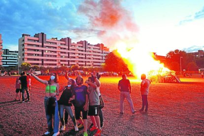 Los portadores de las ‘falles’ bajaron por una pista forestal antes de llegar al centro de Alàs.