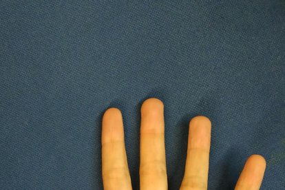 Imatges del senyal de socors internacional que serveix per denunciar una situació de violència masclista.