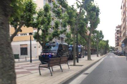 Furgones policiales este martes en Balaguer.
