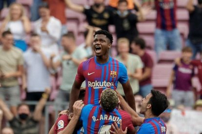 Ansu Fati, acompanyat pels companys després de marcar el tercer gol de la tarda, va tenir la reaparició somiada.