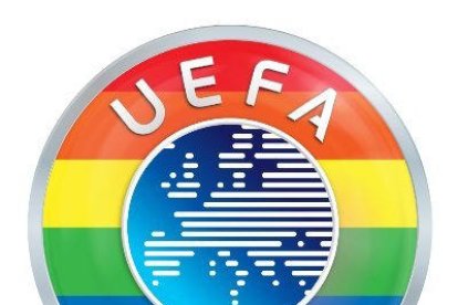 Un espontáneo saltó al césped antes del encuentro portando una bandera con los colores arcoíris.