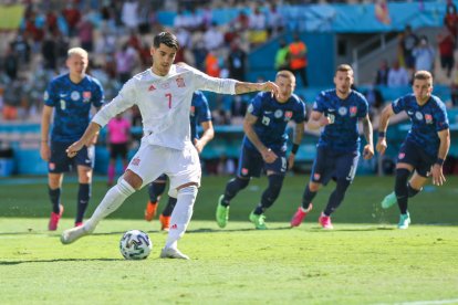 Sergio Busquets, que regresó a la selección tras superar el Covid, celebra el segundo gol con Laporte.