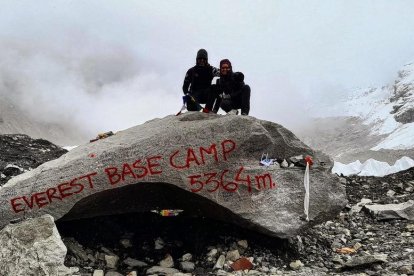 Richi Navarro contempla durant la travessia un grup de cims de l’Himàlaia nepalès.
