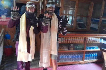 Richi Navarro contempla durant la travessia un grup de cims de l’Himàlaia nepalès.