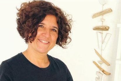 Imagen del antes y el después de la estantería del salón de una casa en la que trabajó Marta Vilamajó.