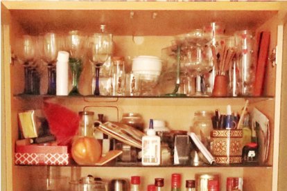 Imagen del antes y el después de la estantería del salón de una casa en la que trabajó Marta Vilamajó.