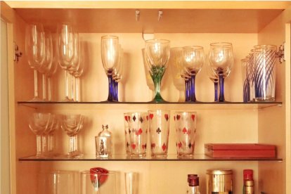 Imagen del antes y el después de la estantería del salón de una casa en la que trabajó Marta Vilamajó.