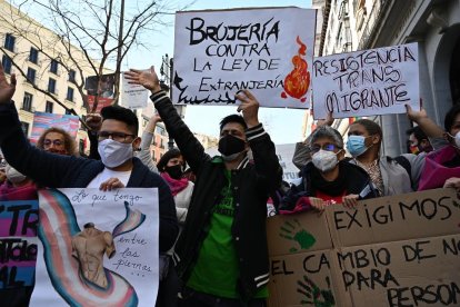 Manifestants urgeixen davant de Ministeri d'Igualtat l'aprovació de Llei Trans