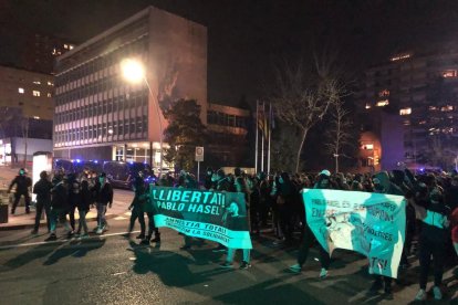 VÍDEO | Apedrean una sede bancaria en Lleida en las protestas por Hasél