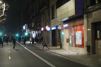 La manifestación, que salió de Ricard Viñes, a su paso por el Eix Comercial.