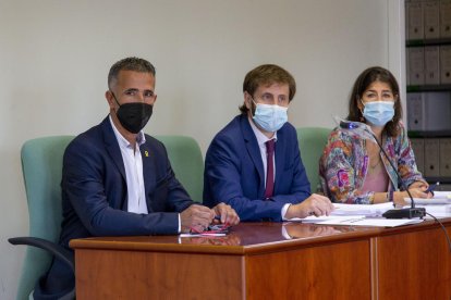 L’exalcalde d’Alcarràs Miquel Serra va ser acompanyat per unes setanta persones als jutjats.