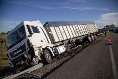 Uno de los camiones accidentados ayer en la AP-2 en Les Borges.