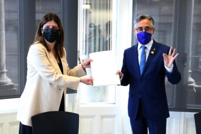 Josep Maria Argimon, ahir, agafant el relleu a la conselleria de Salut de mans d’Alba Vergés.