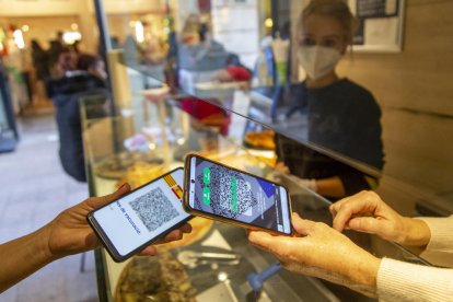 La residència Llar d’Avis del Carme demanant ahir el certificat i, a la imatge de la dreta, el bar restaurant Xaloc de la Seu.