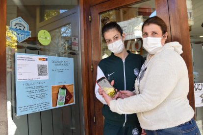 La residència Llar d’Avis del Carme demanant ahir el certificat i, a la imatge de la dreta, el bar restaurant Xaloc de la Seu.