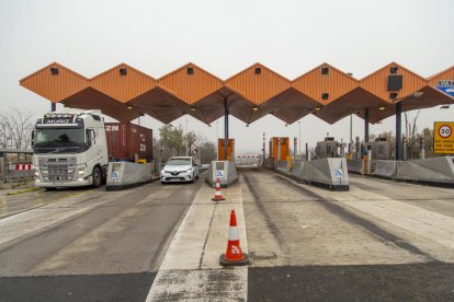 Los distintos carriles habilitados en la zona de los peajes en el acceso a Lleida de la AP-2.