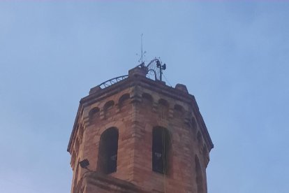 La Casa del Sol Naixent de Tremp colgó ayer una gran ‘llufa’ en el campanario, como marca la tradición.