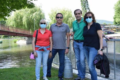 Marc Villalonga y Núria Falcó en el parc Maria Rúbies de Camarasa.