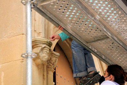 El Monestir de les Avellanes inicia la restauració de la porta gòtica de l'església