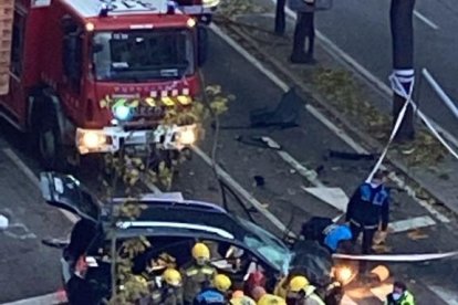 Uno de los heridos atendidos ayer tras la colisión.