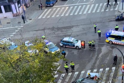 Uno de los heridos atendidos ayer tras la colisión.
