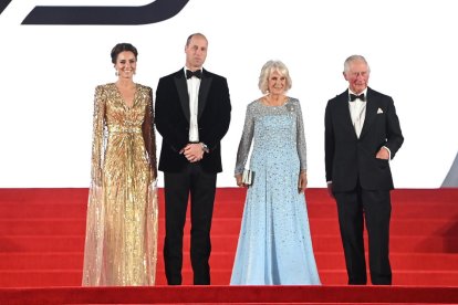 Daniel Craig, que interpreta l’agent 007, flanquejat per les actrius Lashana Lynch i Léa Seydoux.