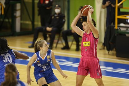 Paula Strautmane busca una companya a qui passar la pilota.