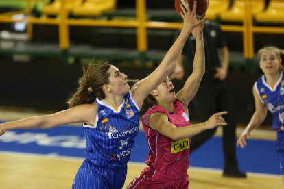 Paula Strautmane busca una companya a qui passar la pilota.