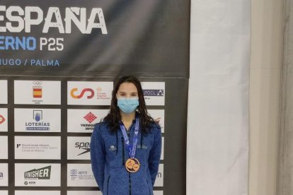 Paula Juste con la plata en los 200 estilos.