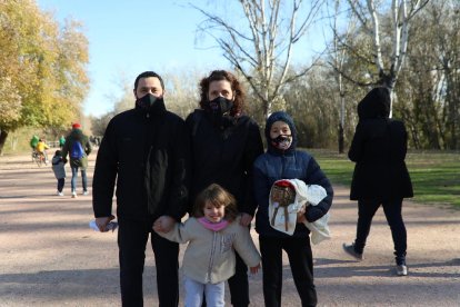 Foto de grupo de familias que salieron ayer por los alrededores de Arbeca en busca del Tió.