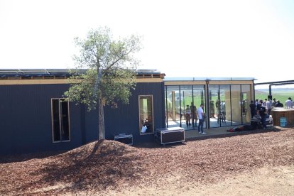 La empresa presentó ayer su nuevo proyecto y ofreció una visita a la finca a pie y en globo aerostático.