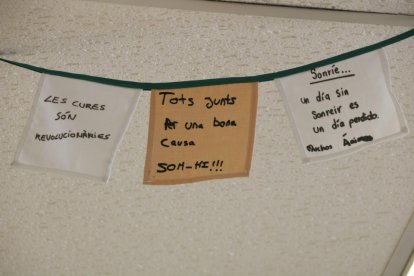 El Hospital de Vic estrena una propuesta artística inspirada en banderolas tibetanas y con mensajes esperanzadores