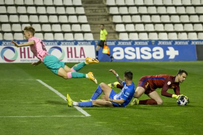 Simic intenta un remate de cabeza en una acción del partido.