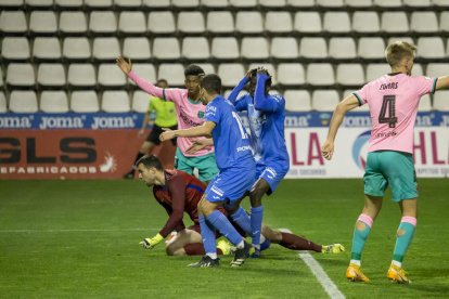 Simic intenta un remate de cabeza en una acción del partido.
