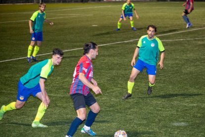 Una jugada del partit en què la UE Tàrrega va derrotar dijous passat a la nit el Martinenc.