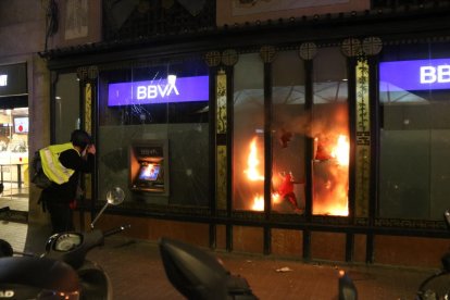 Els Mossos van detenir ahir a Mataró i a Canet de Mar sospitosos dels disturbis a Barcelona.