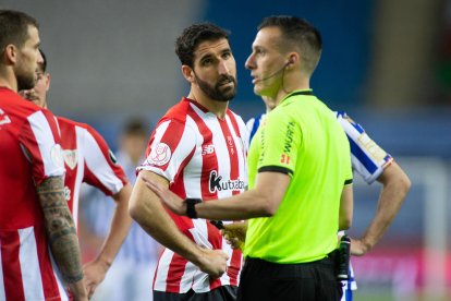 Mikel Oyarzabal levanta la Copa junto a sus compañeros de la Real Sociedad, equipo que conquistó su tercer título en este torneo después de 34 años.
