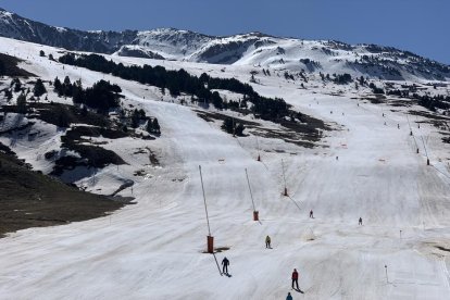 Baqueira - La estación de esquí de la Val d’Aran, que ha contado en estos últimos días de campaña con más de 90 kilómetros de dominio esquiable, también terminará hoy la temporada.