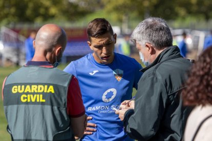 El jugador Pedro Inglés, ahir durant l’entrenament que va ser interromput pels agents.