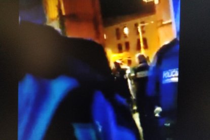 Imatge de l’aldarull divendres passat pel toc de queda.