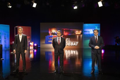 Pedri, durante el entrenamiento de ayer, con Messi mirándole.