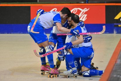 Els jugadors del Llista van celebrar amb entusiasme al vestidor la gran victòria.