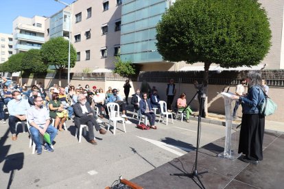 Ofrenda floral en recuerdo a Neus Català.