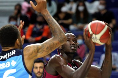 Albert Lafuente intenta avanzar ante la presión de Poirier.