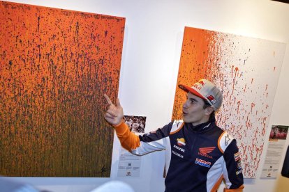 Marc Márquez, ahir a Cervera, davant d’un dels quadres que ha pintat amb la seua moto.