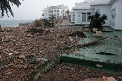 Imagen del puente que cedió por la fuerza del agua entre las localidades de Blanes y Malgrat de Mar por la crecida del río Tordera.