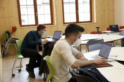 Dos alumnes de l'Escola del Treball de Lleida participen en una marató per trobar solucions a propostes empresarials