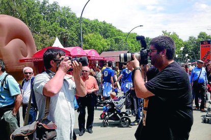 Santiago Costa, Joan Talarn y Ana Juni presentaron ayer el libro en las instalaciones de SEGRE.