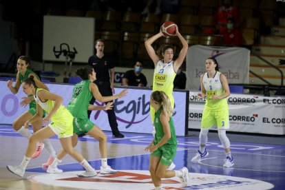 Bernat Canut observa el encuentro desde el banquillo.